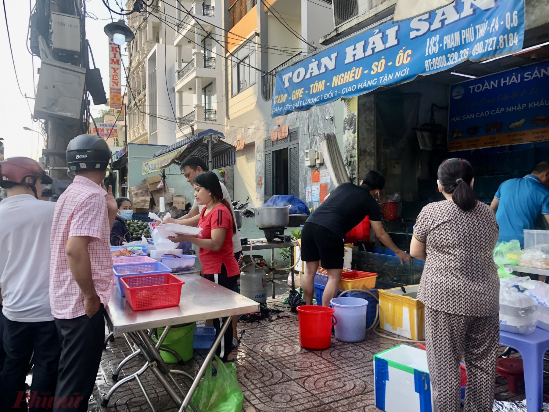 Các cửa hàng kinh doanh hải sản tươi sống trên đường Phạm Phú Thứ cũng tranh thủ bắt tôm, cua, trứng đem luộc rồi bán cho khách - Ảnh: Thanh Hoa
