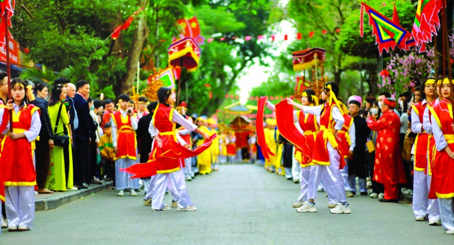 Học sinh ở xã Cổ Loa tham gia lễ rước kiệu trong lễ hội Cổ Loa - Ảnh: C.L.