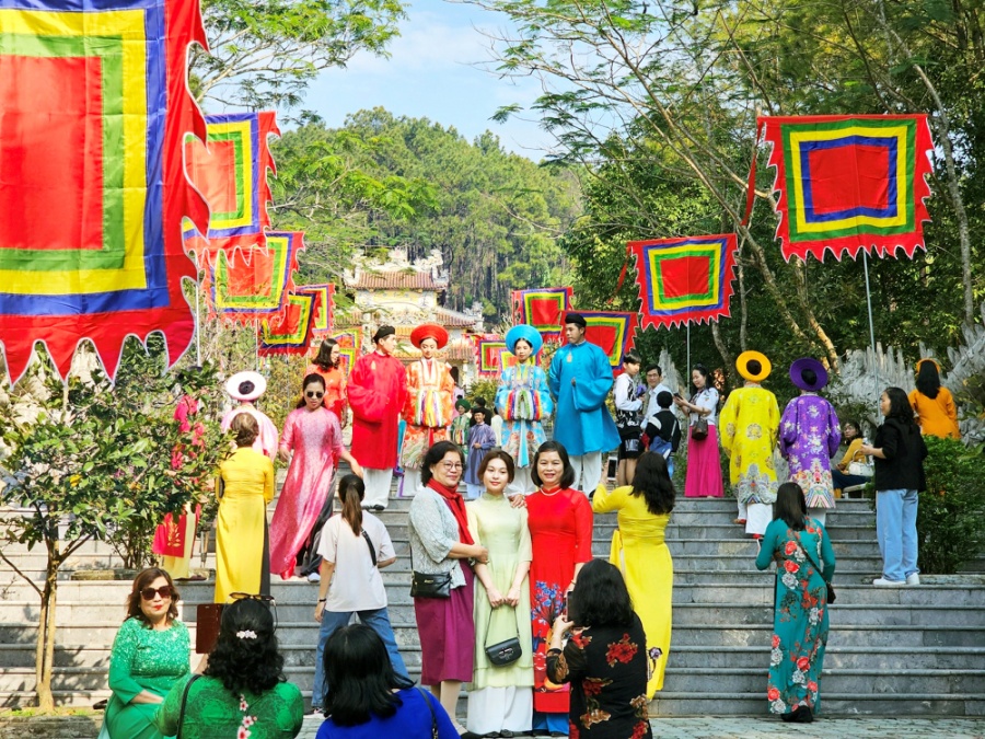 Người dân đến dự lễ hội đền Huyền Trân ở núi Ngũ Phong, TP Huế, tỉnh Thừa Thiên - Huế - Ảnh: Thuận Hóa