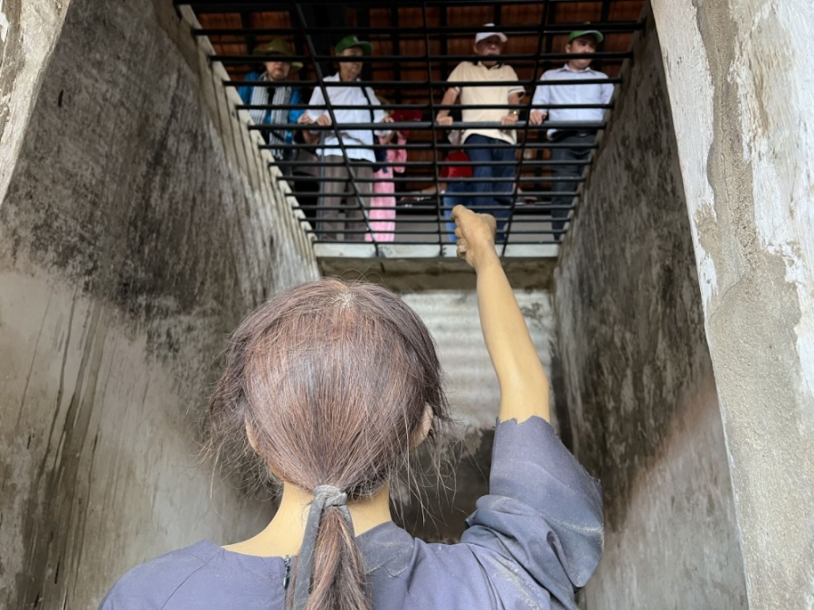 Du khách tham quan phòng giam số 35, nơi đây là Mỹ - Ngụy đã giam giữ các nữ tù chính trị kiên trung, trong đó có đồng chí Trương Mỹ Hoa, Nguyên Phó chủ tịch nước Việt Nam.