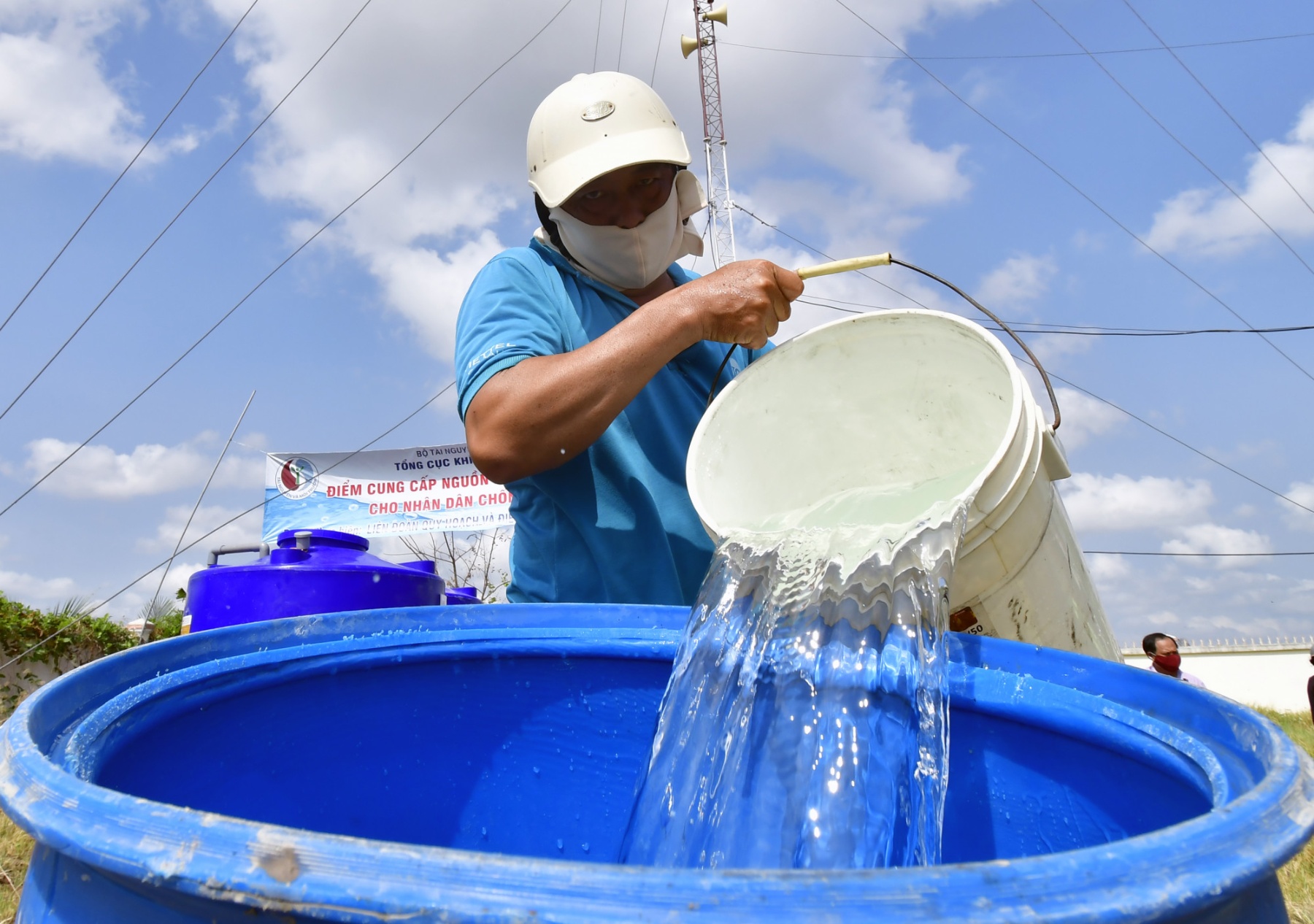 Các ngành chức năng ở Cà Mau triển khai nhiều điểm cung cấp nước ngọt cho người dân vào mùa khô. Tuy nhiên, vẫn còn rất nhiều hộ thiếu nước sinh hoạt