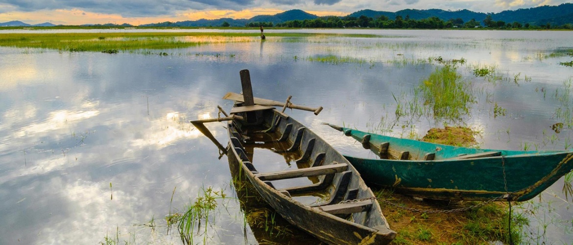 Hồ nước này nằm ở thị trấn Liên Sơn, thuộc huyện Lắk, tỉnh Đắk Lắk và cách trung tâm thành phố Buôn Ma Thuột khoảng 60km. Nếu đi xe máy từ khu vực trung tâm Đắk Lắk, bạn chỉ mất hơn 1 tiếng để di chuyển đến địa danh thiên nhiên nổi tiếng này. Với diện tích khoảng 6,2 km2, nơi đây là hồ nước ngọt lớn nhất Tây Nguyên, đồng thời là hồ nước ngọt tự nhiên lớn thứ hai Việt Nam.