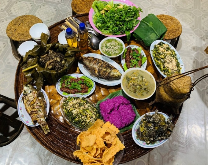 Mâm cơm đãi khách đặc trưng của người Thái ở Điện Biên
