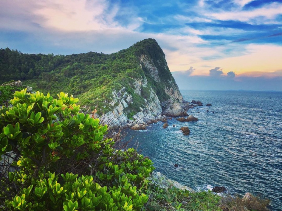 Quan Lạn là một hòn đảo nhỏ thuộc vùng vịnh Bái Tử Long, huyện Vân Đồn, tỉnh Quảng Ninh. Diện tích khiêm tốn khoảng 11 km2, nhưng đảo có nhiều bãi biển dài, cát trắng, nước xanh trong.
