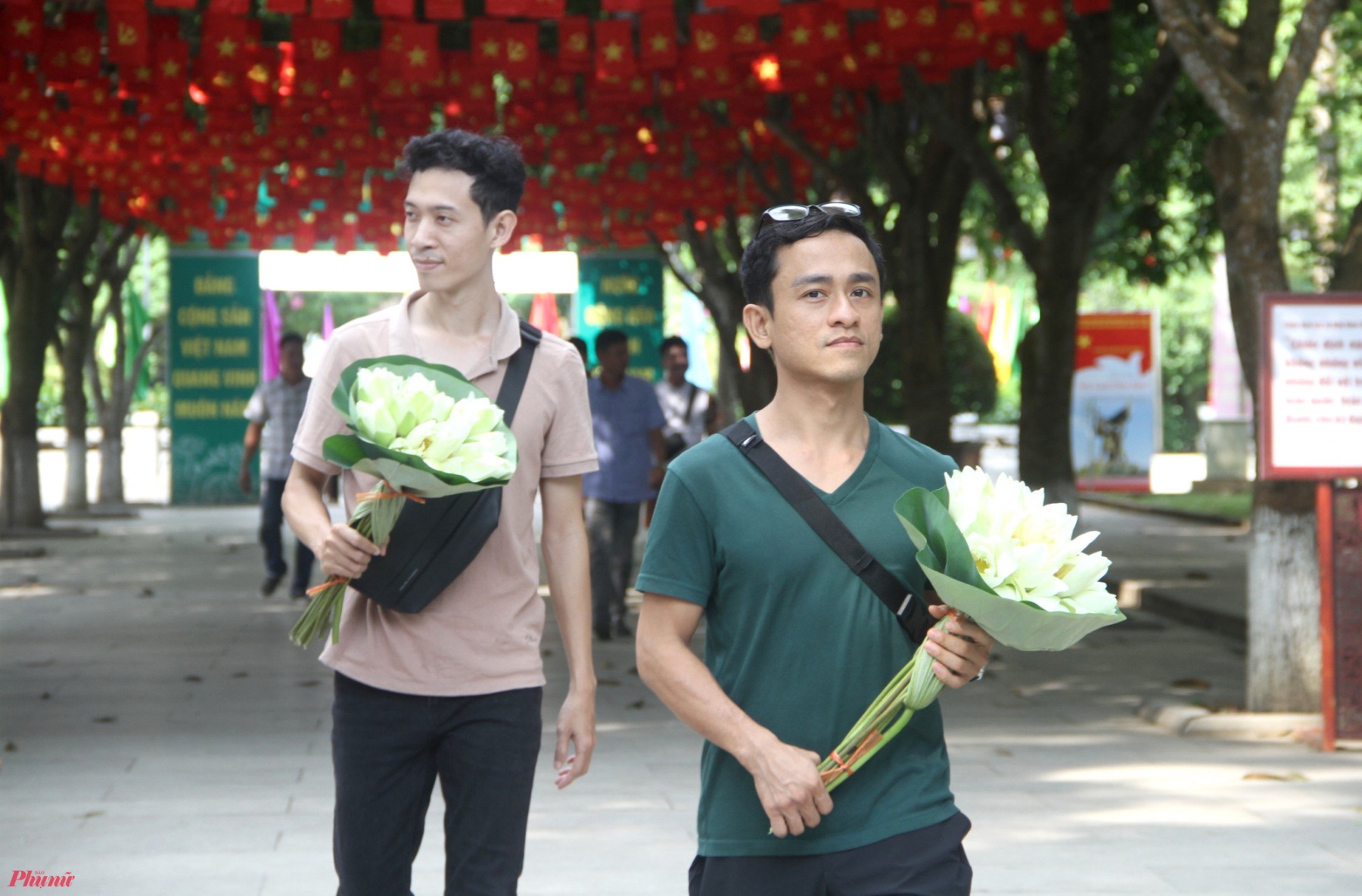 Những bó hoa sen thơm ngát được du khách mang vào Khu di tích Kim Liên dâng lên Bác trong dịp kỷ niệm 134 năm ngày sinh của Người.