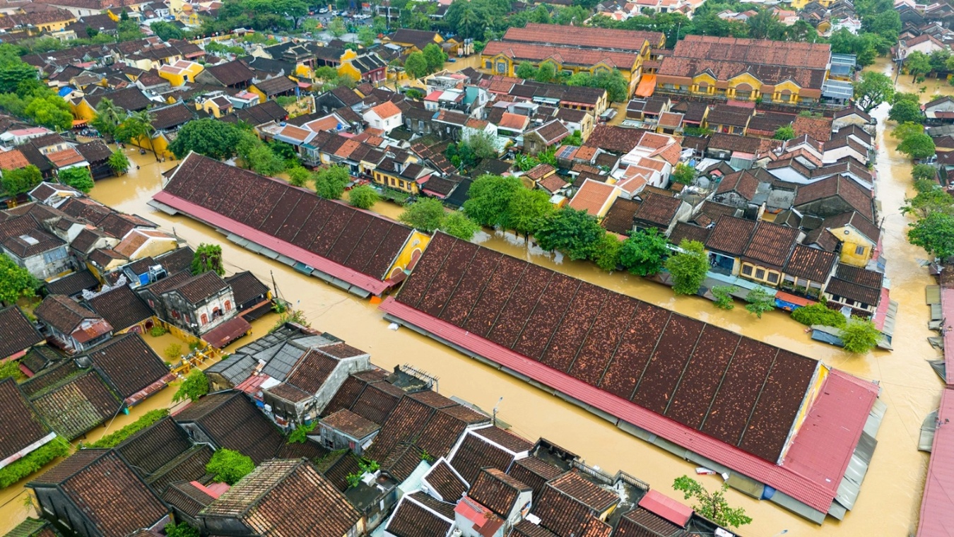 Mưa lũ miền Trung: 8 người chết và mất tích, hơn 100.000 ngôi nhà ngập sâu