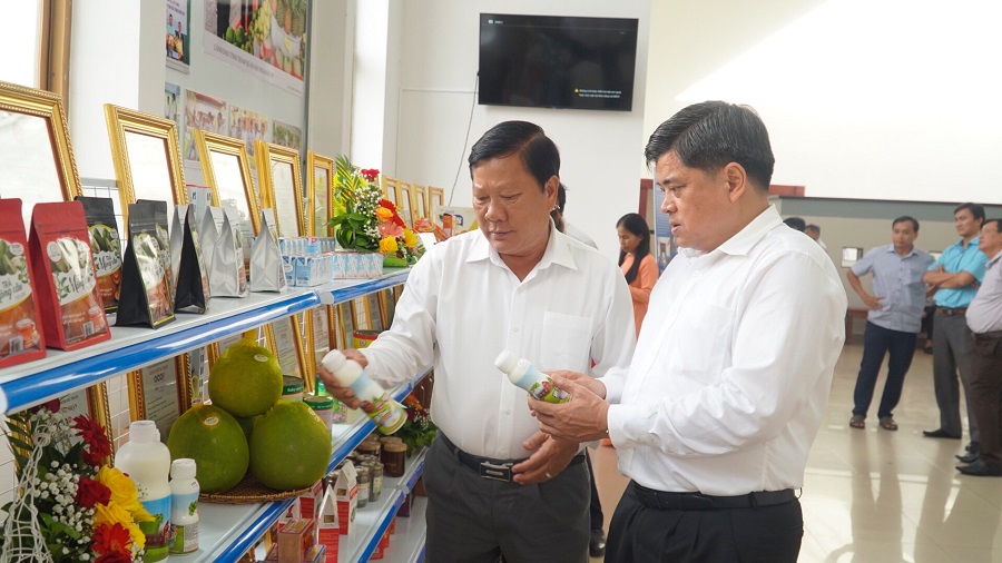 Thứ trưởng Bộ NN&PTNT Trần Thanh Nam (phải) và Phó Chủ tịch UBND tỉnh Sóc Trăng Lê Văn Hiếu tham quan các gian hàng trưng bày sản phẩm OCOP Sóc Trăng.
