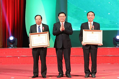 Phó Thủ tướng trao Huân chương Lao động của Chủ tịch nước cho các cá nhân có thành tích xuất sắc trong xây dựng nông thôn mới ở Thái Nguyên giai đoạn 2010- 2020. Ảnh: VGP/Thành Chung