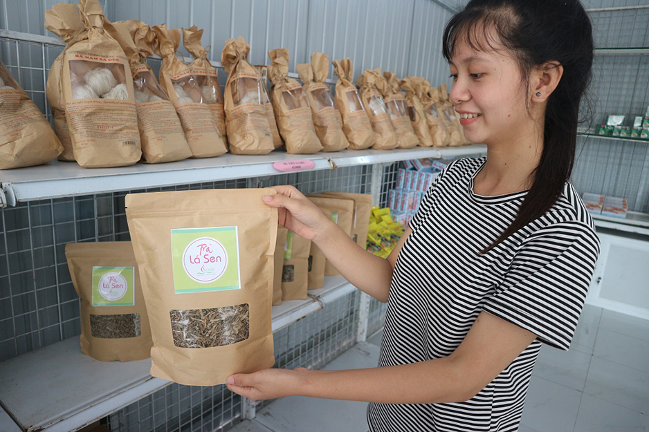 mỗi năm Đồng Tháp cung cấp khoảng 60 tấn trà lá sen các dạng cho thị trường. Ảnh: Huỳnh Nguyệt.