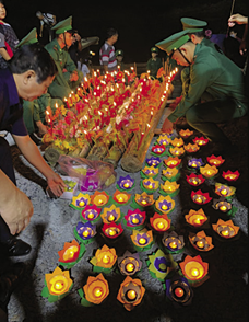 Lễ hoa đăng trên sông Long Khốt.