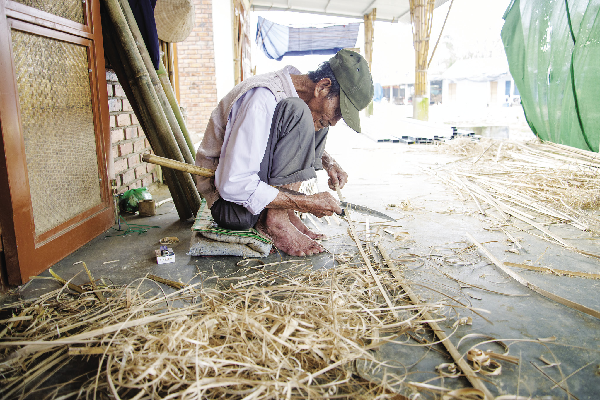 Hầu hết người dân trong làng đều biết nghề đan lát.