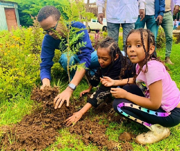 Người dân Ethiopia tham gia chương trình trồng cây xanh chống biến đổi khí hậu năm 2019. Ảnh: BBC.