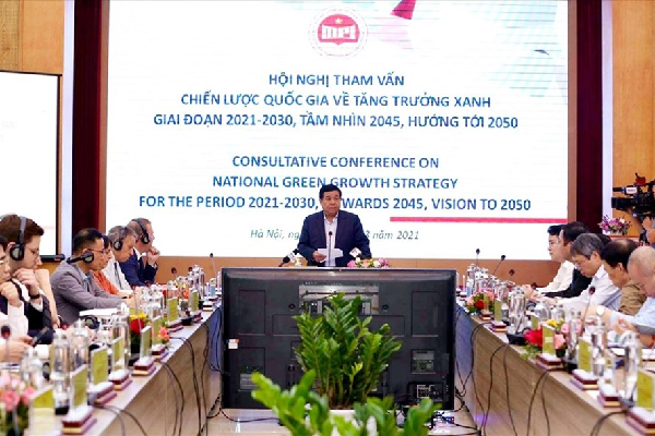 Bộ trưởng Nguyễn Chí Dũng chủ trì Hội nghị Tham vấn xây dựng Chiến lược quốc gia về tăng trưởng xanh giai đoạn 2021-2030, tầm nhìn 2045, hướng tới 2050. Ảnh: Nguyễn Nam.
