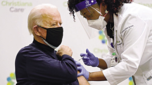 Ông Joe Biden tiêm vaccine Covid-19 tại Bệnh viện ChristianaCare Christiana vào ngày 21/12. Ảnh Joshua Roberts.