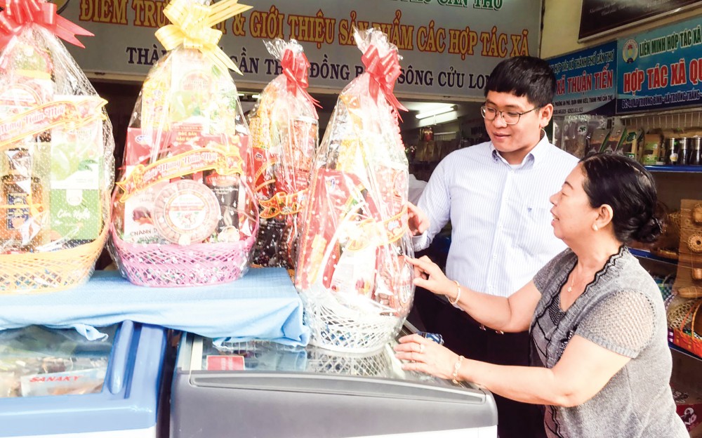 Chọn mua giỏ quà Tết tại HTX Thuận Tiến, quận Ninh Kiều.