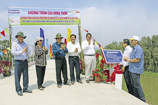 Nguyên Chủ tịch nước Trương Tấn Sang (thứ 3 từ trái qua) về dự Lễ khánh thành Cầu nông thôn ở thị xã Kiến Tường.