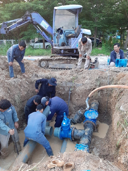 Trung tâm Nước sạch và Vệ sinh môi trường nông thôn Bình Thuận đang nỗ lực thi công mở rộng đường ống nước để cung cấp nước sinh hoạt cho người dân trong mùa khô. Ảnh: KS.