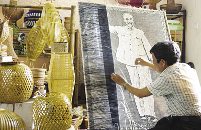 Bức chân dung Chủ tịch Hồ Chí Minh sản xuất bằng chất liệu mây đan của nghệ nhân làng nghề Phú Vinh.