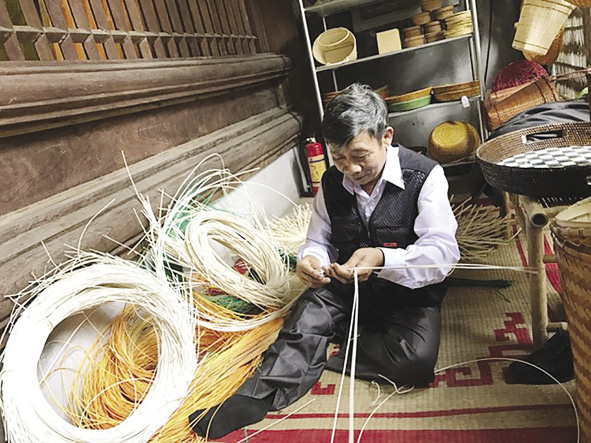 Ông Nguyễn Văn Trung trình diễn nghệ thuật mây tre đan tại triển lãm làng nghề.