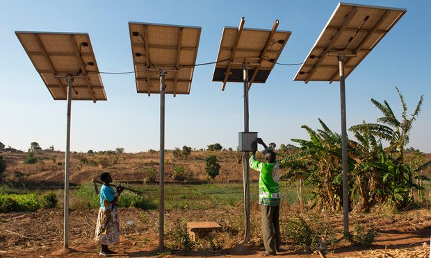 Máy bơm nước năng lượng mặt trời ở Malawi.