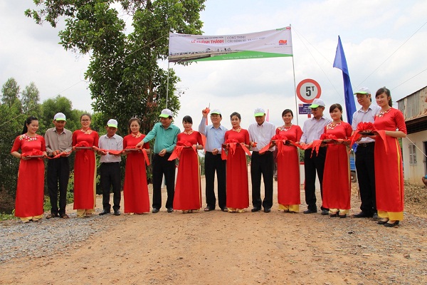 Lễ cắt băng khánh thành cầu kênh N5 do Liên doanh Việt - Nga VietsovPetro tài trợ xây dựng tại xã Tân Hiệp, huyện Thạnh Hóa