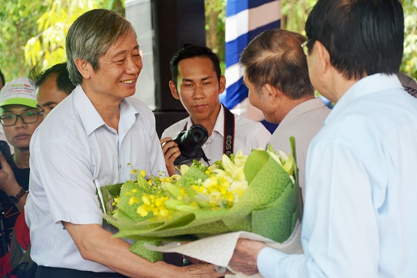 Ông Nguyễn Văn Tươi, người dân của xã Tân Hiệp gửi bó hoa thay lời cảm ơn đến ông Nguyên Chủ Tịch Nước Trương Tấn Sang và ông Nguyễn Đức Quang, Tổng biên tập Tạp chí Nông thôn Việt, đại diện Ban tổ chức chương trình Cầu Nông Thôn