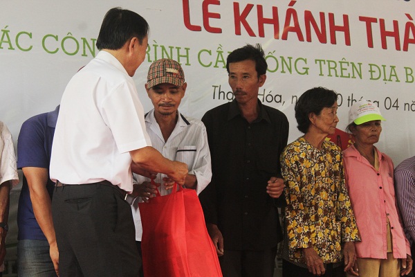 Dịp này, Liên doanh Việt – Nga VietsovPetro, Công ty Cổ phần Đồng Tâm cùng với Công ty Cổ phần TM – SX – XD Hưng Thịnh đã trao một số phần quà cho học sinh và một số hộ nghèo.