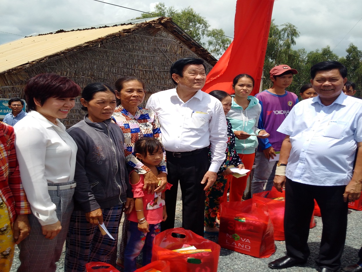 Nguyên Chủ tịch nước Trương Tấn Sang tặng quà bà con nghèo xã Vĩnh Trị, huyện Vĩnh Hưng