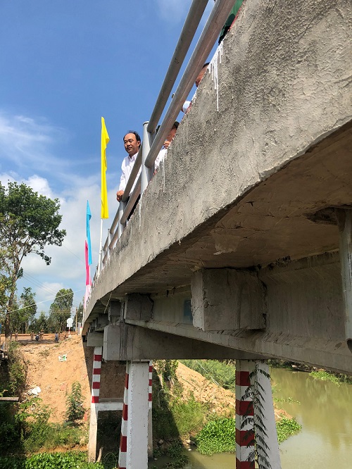 cây cầu mới trị giá 1.34 tỷ đồng tại xã Hưng Điền B, được nguyên Chủ tịch nước khen ngợi đạt chất lượng tốt: