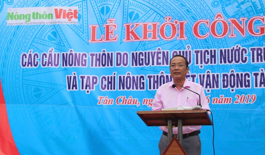 Ông Nguyễn Minh Hùng - Phó Bí thư, Chủ tịch UBND thị xã Tân Châu phát biểu tại buổi lễ