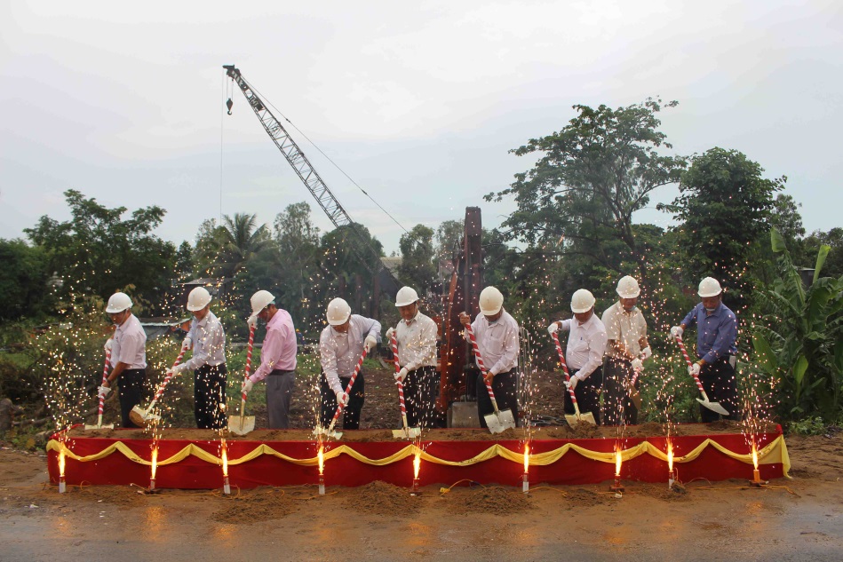 Các đại biểu xúc đất khởi công các công trình cầu tại thị xã Tân Châu,    tỉnh An Giang.