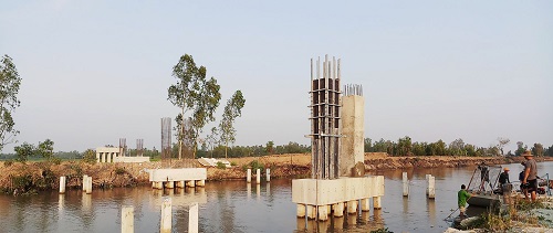 Cầu kênh Huệ Đức (xã Cô Tô, huyện Tri Tôn - An Giang) đang ráo riết thi công.
