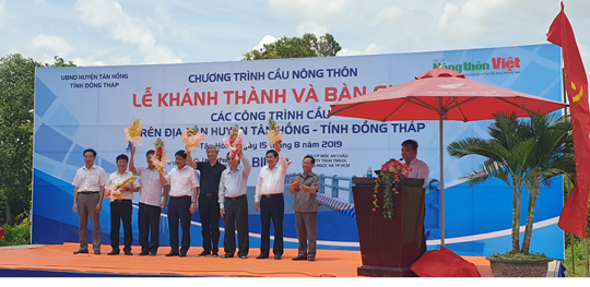 Chính quyền huyện Tân Hồng (Đồng Tháp)  tặng hoa cảm ơn BTC chương trình CNT.