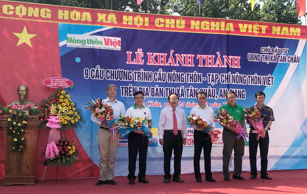 Đại diện UBND TX Tân Châu tặng hoa cảm ơn Tạp chí Nông thôn Việt và các nhà tài trợ.