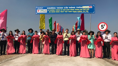 Các đại biểu cắt băng khánh thành 16 cây cầu thuộc Chương trình Cầu Nông thôn - Tạp chí Nông thôn Việt tại huyện Tri Tôn.