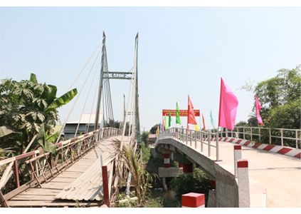 Cầu Vĩnh Bường - một trong 9 cây cầu thuộc Chương trình Cầu Nông thôn trên địa bàn thị xã Tân Châu, An Giang - bên cạnh cây cầu cũ.