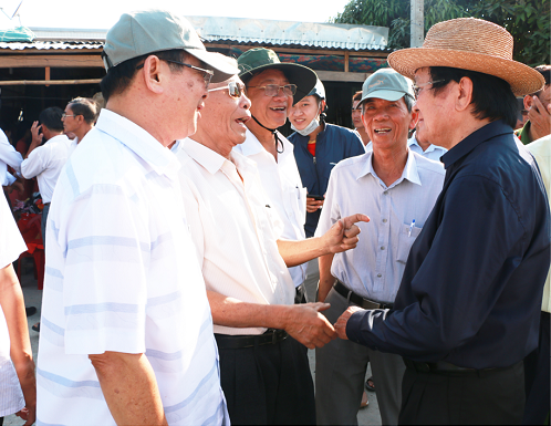 Người dân chia vui cùng nguyên Chủ tịch nước Trương Tấn Sang bên những cây cầu mới.