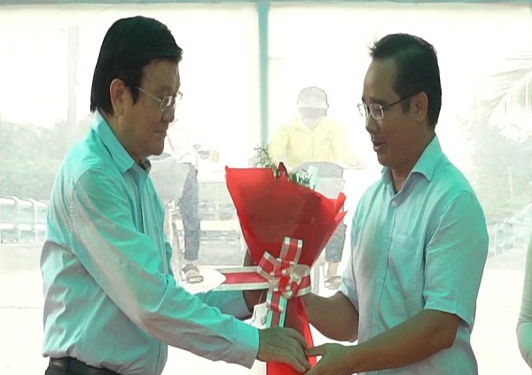ông Nguyễn Văn Được, Phó Bí thư Tỉnh uỷ Long An đã tặng hoa cám ơn Nguyên Chủ tịch Nước Trương Tấn Sang.