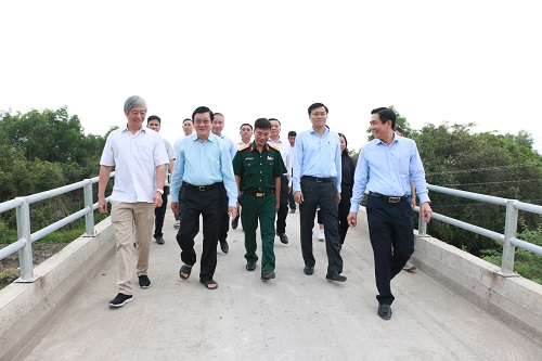 Nguyên Chủ tịch nước Trương Tấn Sang cùng các đại biểu tham quan các công trình mới.