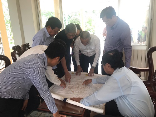 Nguyên Chủ tịch nước Trương Tấn Sang nghe địa phương báo cáo về các địa điểm cần xây cầu.