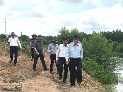 Nguyên Chủ tịch nước Trương Tấn Sang cùng đoàn khảo sát trực tiếp đi thực địa các vị trí xây dựng cầu.