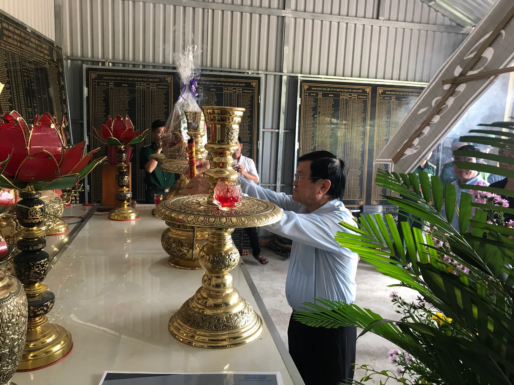  nguyên Chủ tịch nước Trương Tấn Sang đã dẫn đầu đoàn khảo sát đến thăm công trình Đền thờ các anh hùng liệt sĩ
