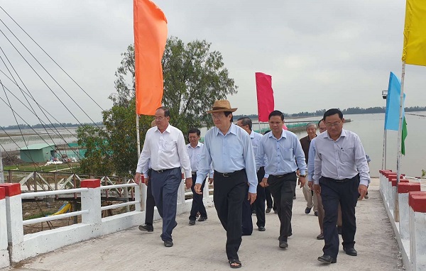 Nguyên Chủ tịch nước Trương Tấn Sang cùng đại diện các đơn vị tài trợ tham quan cây cầu mới trong ngày khánh thành.