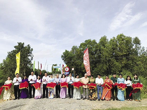 Các đại biểu thực hiện nghi thức cắt băng khánh thành 9 cây cầu tại huyện Mộc Hóa.
