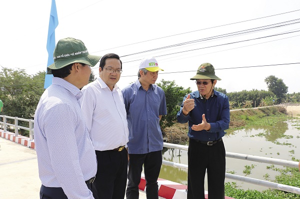 Nguyên Chủ tịch nước Trương Tấn Sang (bìa phải) trực tiếp đi khảo sát các công trình.