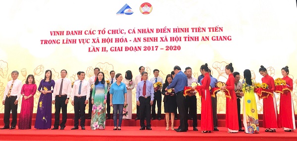 Tạp chí Nông thôn Việt đã vận động các doanh nghiệp, mạnh thường quân tài trợ gần 50 tỷ đồng để xây dựng các công trình cầu, cống trên địa bàn các vùng nông thôn thuộc huyện An Phú, Tri Tôn, Tịnh Biên và TX Tân Châu