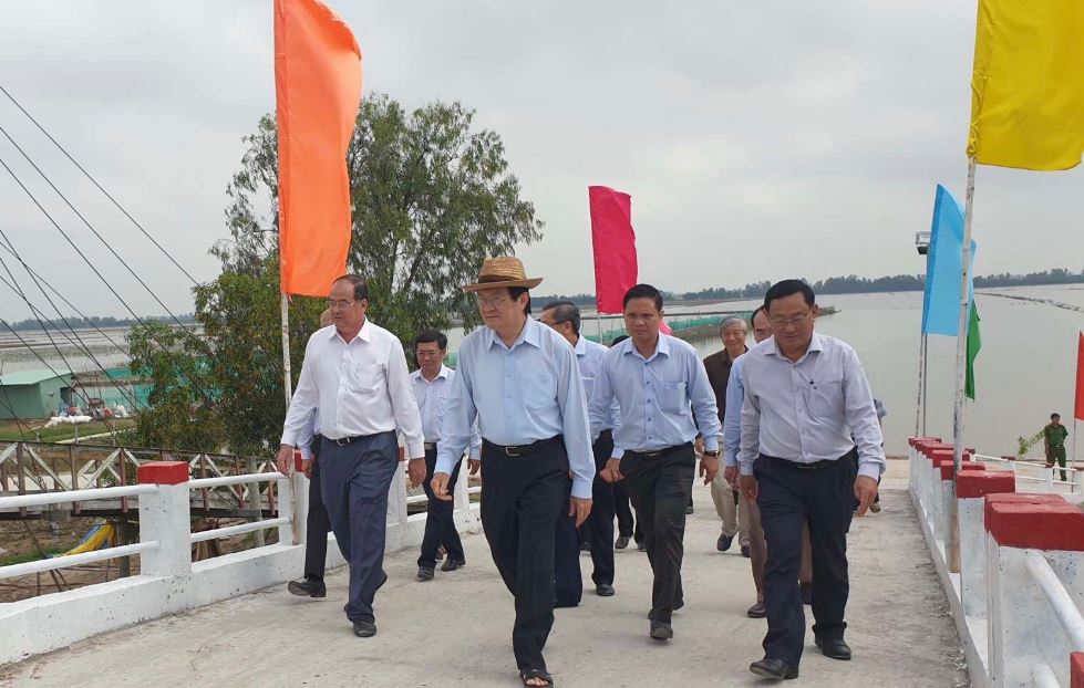 Nguyên Chủ tịch nước Trương Tấn Sang và các đại biểu tham quan các công trình cầu mới.