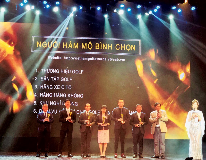 Đại diện Sacombank, ông Ngô Quốc Hùng - Phó Giám đốc Khu vực TP. Hà Nội (ngoài cùng bên trái) nhận giải 