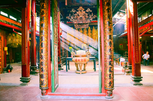 Ngôi chùa nổi bật trên đường Hai Bà Trưng (quận Ninh Kiều) bởi dáng dấp của kiến trúc và màu sắc sặc sỡ đặc trưng của người Hoa. Chùa Ông được xây dựng từ năm 1894 trên diện tích 532 mét vuông với tên gốc là Quảng Triệu Hội Quán.