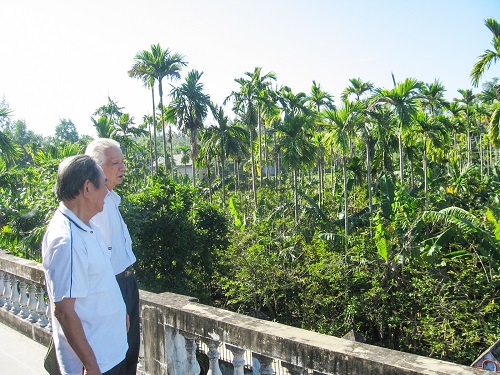 Nhà văn Hồng Nhu (bên trái) đưa bạn về thăm lại vườn xưa ở làng Mỹ Lợi (Thừa Thiên - Huế)